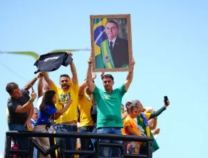 Flávio exibe quadro de Bolsonaro e repete que STF tenta interferir na eleição