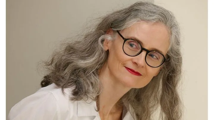 Anne Godard révèle des traumatismes enfouis dans son nouveau roman "Nous aussi"