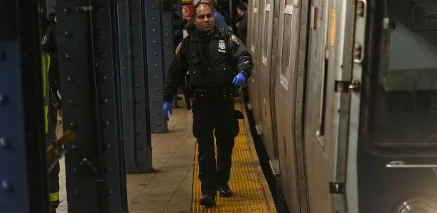 Homem é morto a tiros após briga em plataforma de metrô de Nova York