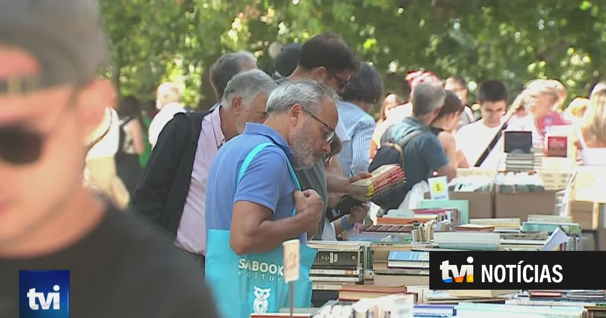 Abertura da Feira do Livro do Porto leva centenas de pessoas aos jardins do Palácio de Cristal