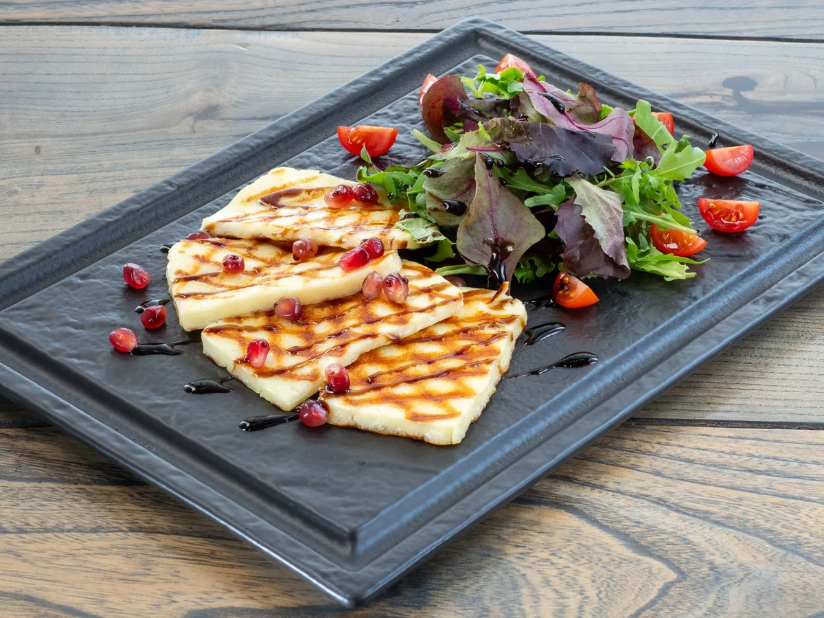 Receta de halloumi a la plancha, el queso típico de Chipre que da vida a sándwiches y ensaladas
