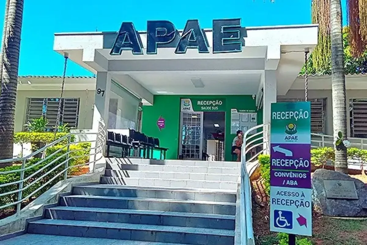 Assistido pela Apae, garoto diz que pai apagou cigarro em sua boca