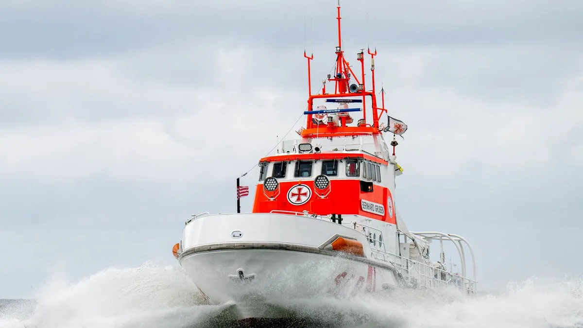 Rettungseinsatz: Surfer überlebt Nacht auf der stürmischen Nordsee bei Borkum
