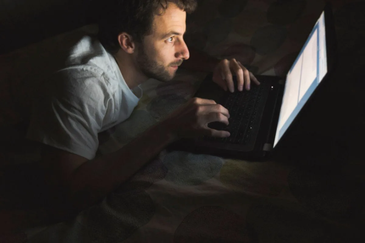 Posição inadequada e horas na frente do computador sobrecarregam os ombros