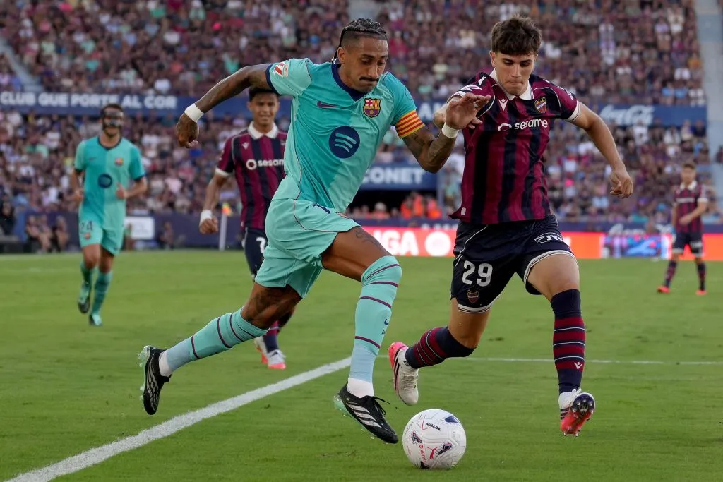 Raphinha iguala feito de Messi em início de temporada do Barcelona em LaLiga