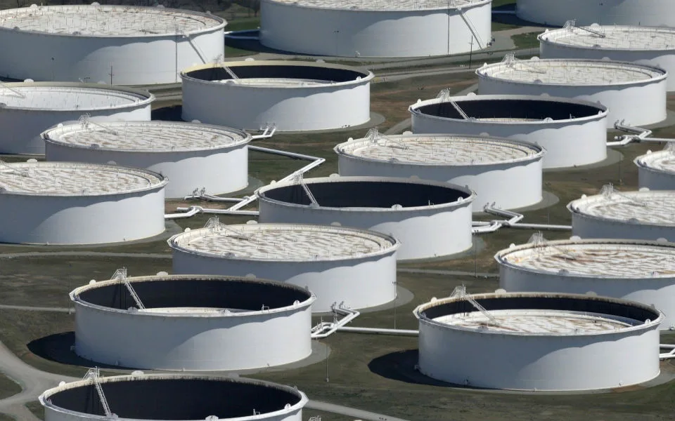 Brent cai mais de 3% e volta a negociar abaixo dos 90 dólares