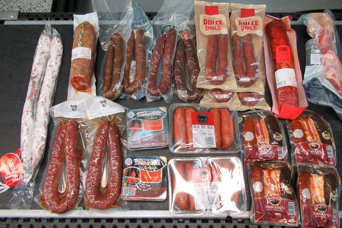 Multan a un estadounidense por llegar al aeropuerto de Seattle con casi nueve kilos de embutido de Mercadona sin declarar