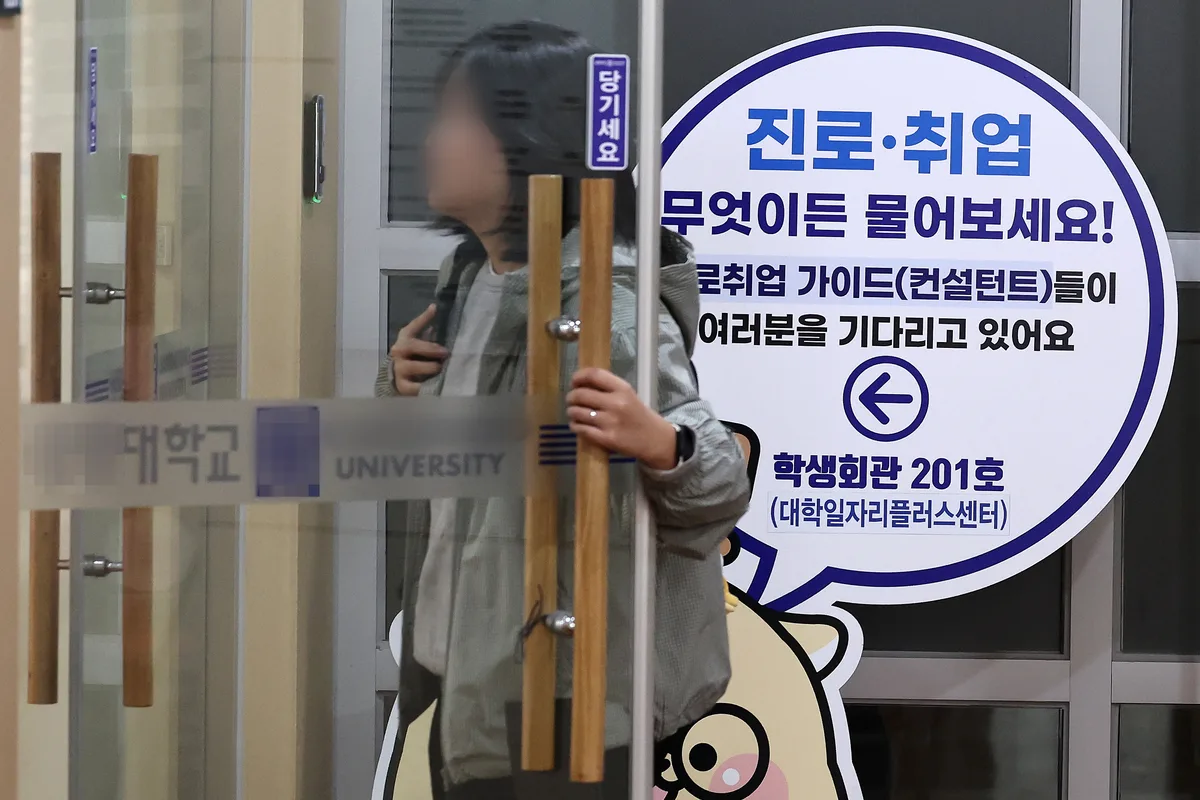 한은 “4년간 줄어든 청년 일자리 94%는 ‘AI 고노출 업종’”