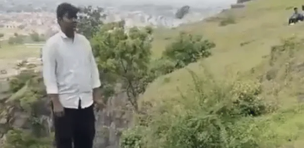 Pai, mãe e filho morrem ao cair de penhasco após briga por celular na Índia