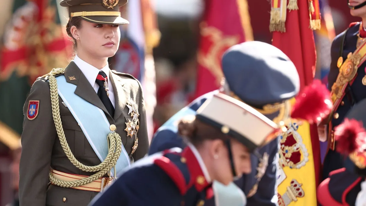 El incidente de la princesa Leonor con la insignia del Toisón de Oro y otros detalles del homenaje a la bandera en el 12 de octubre