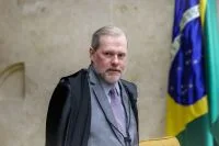 Aliados de Renan Santos veem suspensão como “vingança” de caso Master
