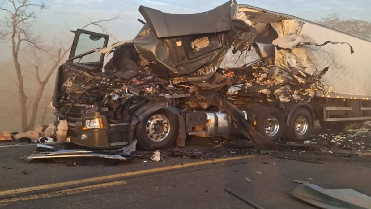 Motorista morre após colisão entre duas carretas na BR-364; trânsito é interditado nos dois sentidos