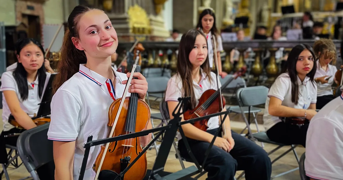La hermosa aventura de 18 chicos del conurbano bonaerense que fueron a tocar tango y música clásica a París