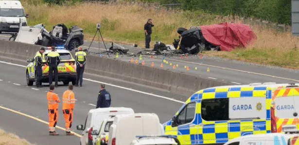 BMW roubado na contramão mata cinco adolescentes e fere família na Irlanda