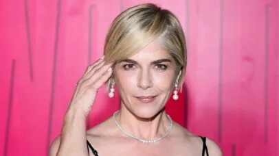 Selma Blair é presa após ‘emergência médica’ resultar em agressão física durante voo