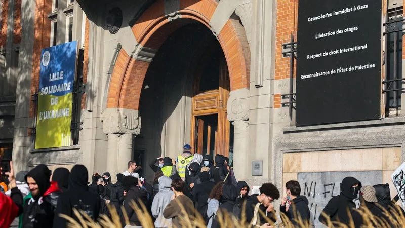 Mobilisations du 17 octobre: des manifestants se sont brièvement introduits dans la mairie de Lille