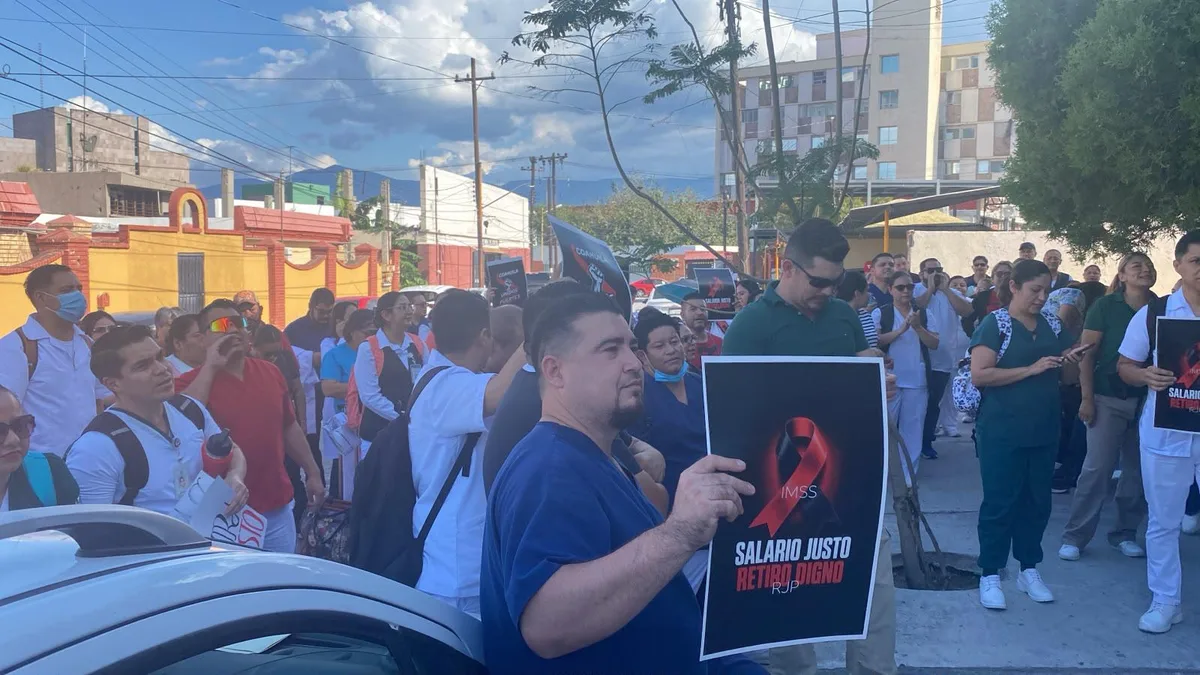 Monclova: Protestan trabajadores de la Clínica 7 del IMSS; exigen jubilaciones dignas y sueldos justos