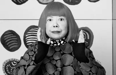 Morre a artista japonesa Yayoi Kusama, diva das bolinhas, aos 97 anos