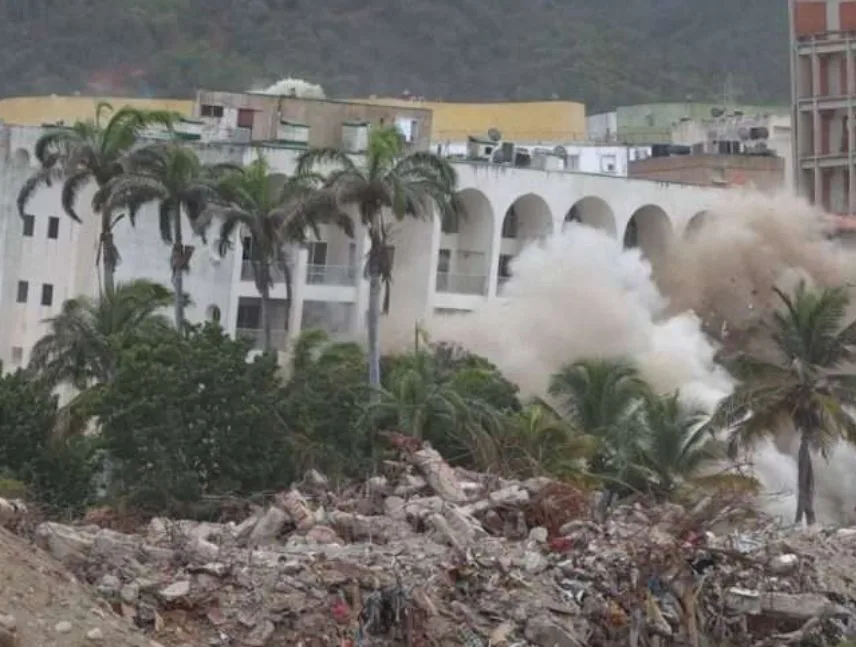Demuelen Residencias Newport en La Guaira tras daños sísmicos