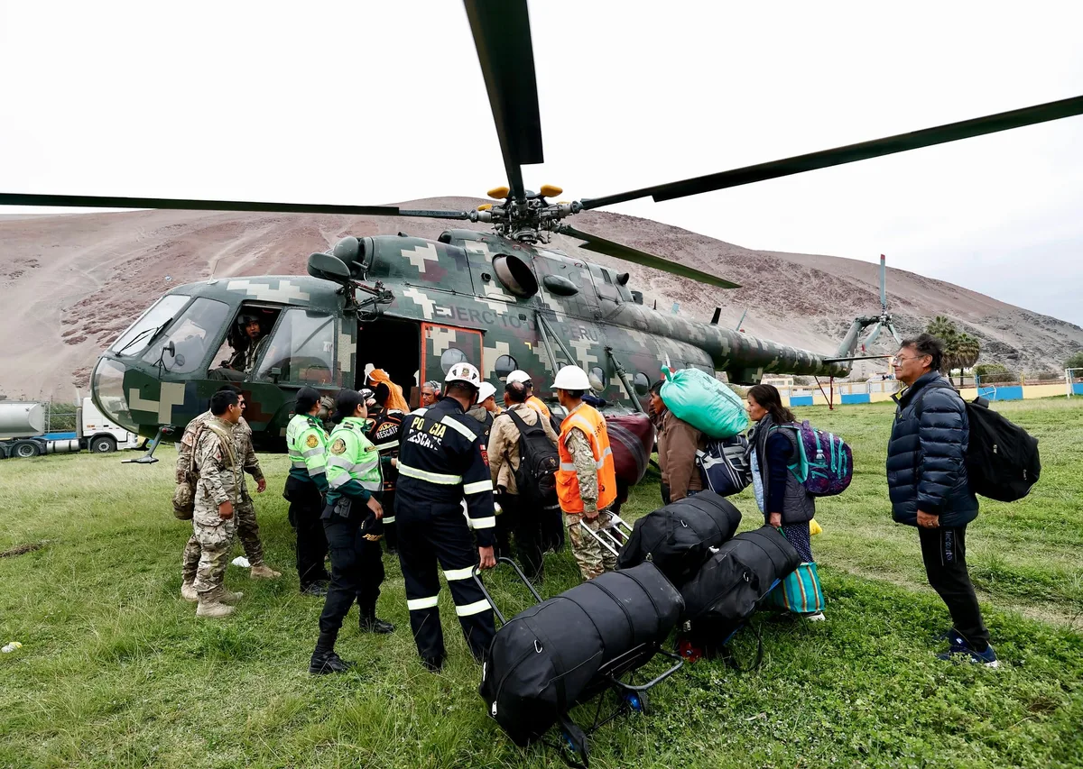 Trasladan por puente aéreo a cientos de pasajeros varados tras días de bloqueo de la Panamericana Sur por huaicos en Arequipa