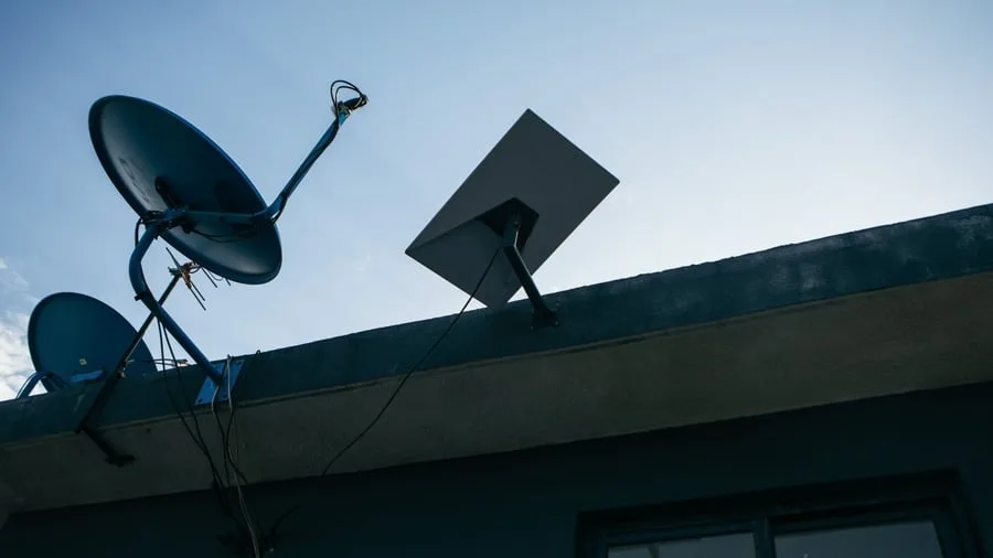 SpaceX: Plötzlich Konkurrent von T-Mobile: Die Starlink-Antenne auf dem Dach soll zum Handymast werden