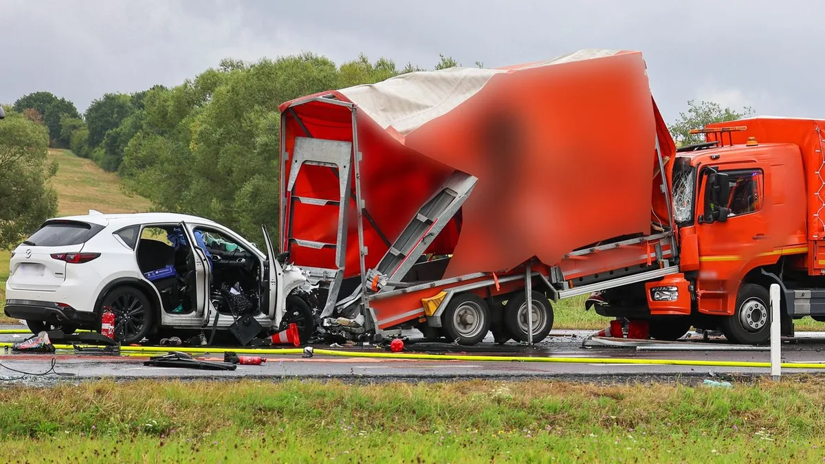 Wetteraukreis: Tödlicher Crash mit zwei Toten - Acht Jugendliche im Auto