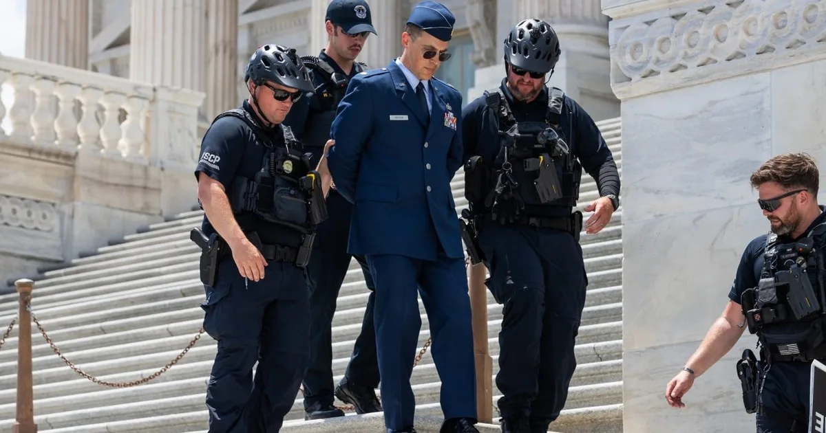 Detienen nuevamente a un mayor de la Fuerza Aérea de EE. UU. arrestado hace semanas en el Capitolio tras pedir el juicio político de Trump