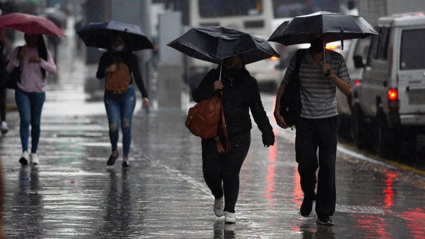 Onda tropical 48 genera fuertes lluvias y descargas eléctricas a su paso por el país