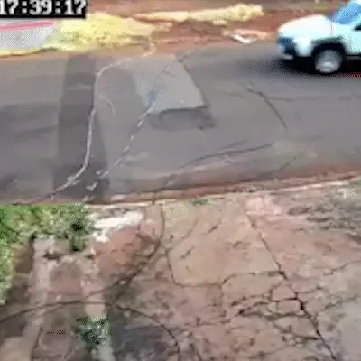 Fios caídos após temporal soltam faíscas com passagem de carros na Vila Nasser