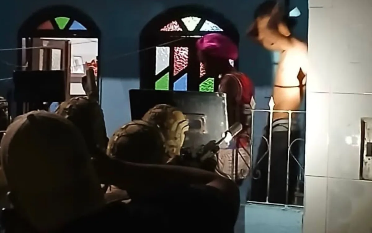 Família é feita refém após ter casa invadida durante fuga de homens armados em Salvador; suspeitos foram presos