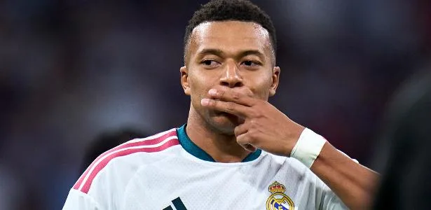 Real Madrid bate Vallecano com Mbappé protagonista e encosta no Barcelona