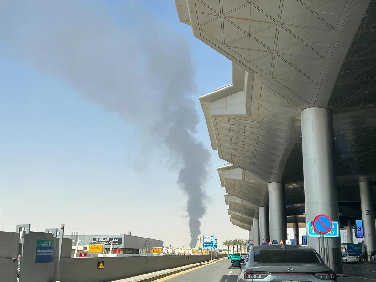Las aerolíneas amplían las cancelaciones de vuelos a Riad tras los ataques hutíes y con el aeropuerto cerrado