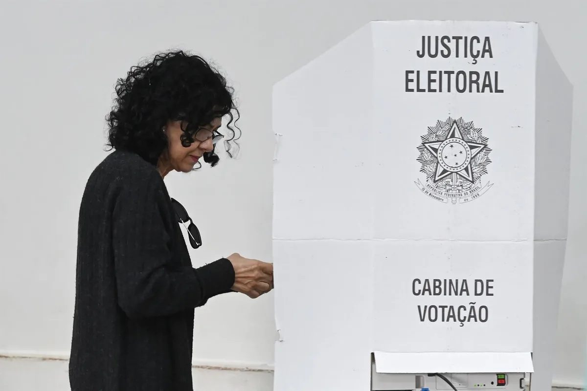 La Justicia electoral de Brasil ordena a Meta dar el mismo trato a Lula y a Bolsonaro