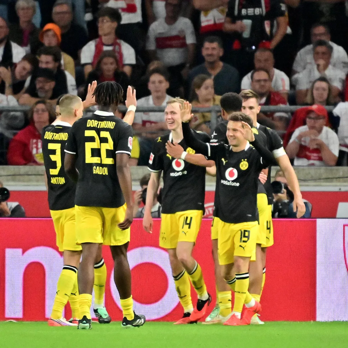 Fußball-Bundesliga - Dortmund gewinnt in Stuttgart und ist Tabellenführer - Erste Punkte für den HSV