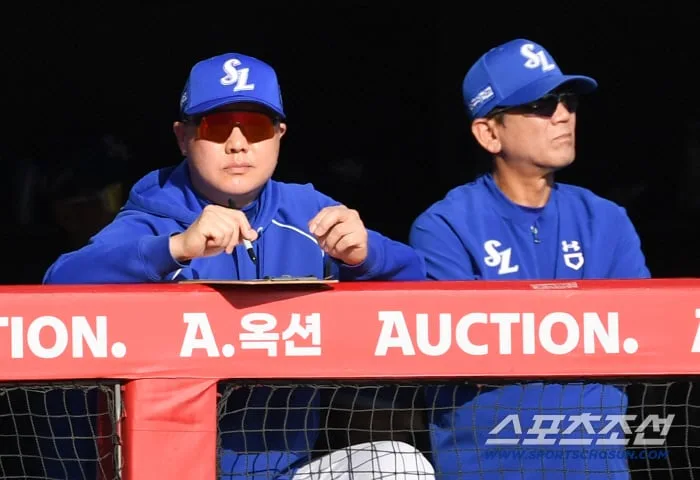 [포토] 페덱 피칭 지켜보는 박진만 감독