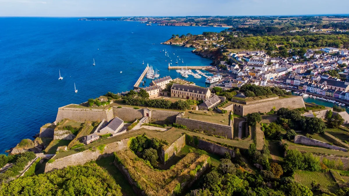 La isla francesa de playas turquesa que enamoró a Monet y que Francia recuperó a cambio de Menorca