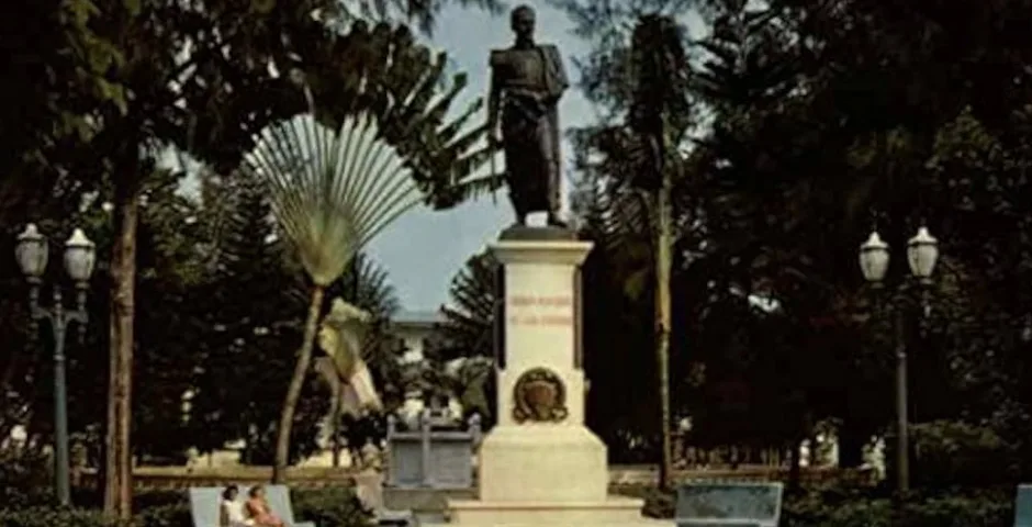 Así quedó la estatua del Libertador Simón Bolívar en Panamá tras el terremoto