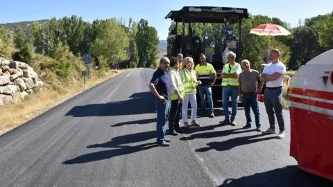 La CM-2105 estrena asfalto en Huélamo tras una inversión de más de dos millones