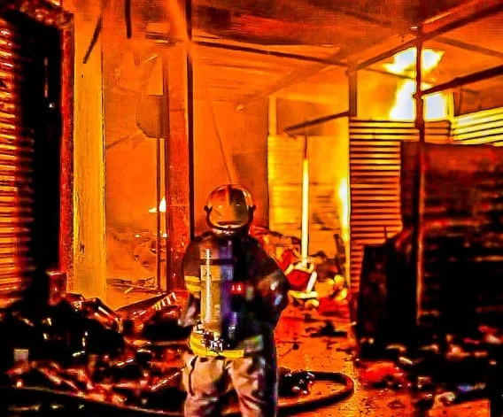 El Salvador: Voraz incendio consume con 42 puestos en el mercado municipal de Armenia, Sonsonate