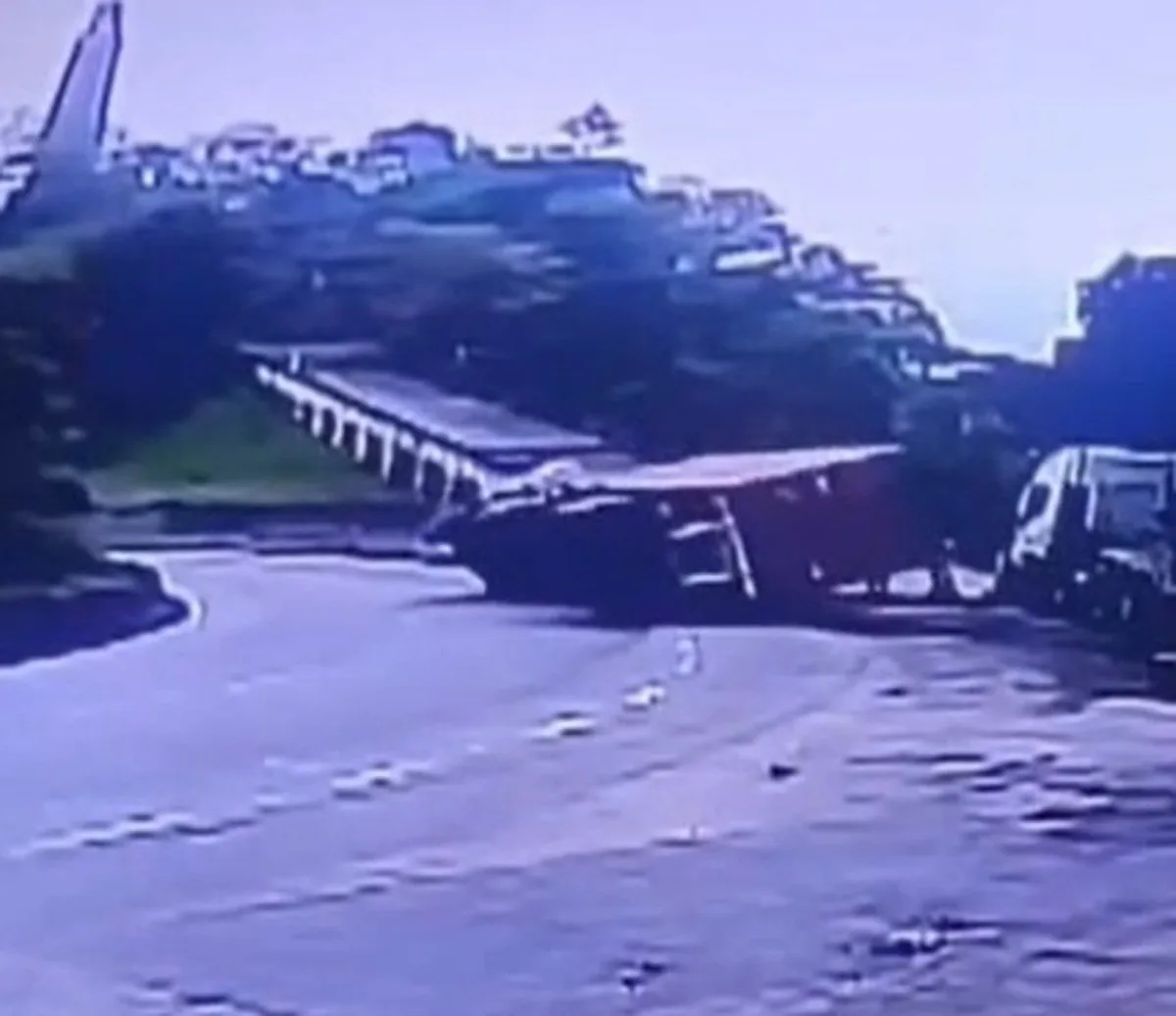 VÍDEO: Carreta tomba e interdita descida da Serra das Araras, em Piraí