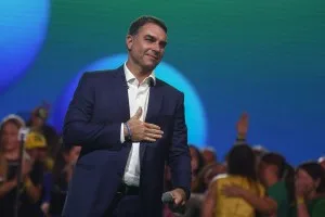 Flávio propõe modelo prisional de Bukele e classificar facções como narcoterroristas