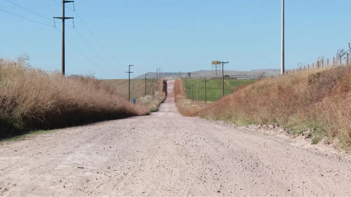 Pocos lo saben: por qué los caminos rurales pueden estar dos metros por debajo de los campos