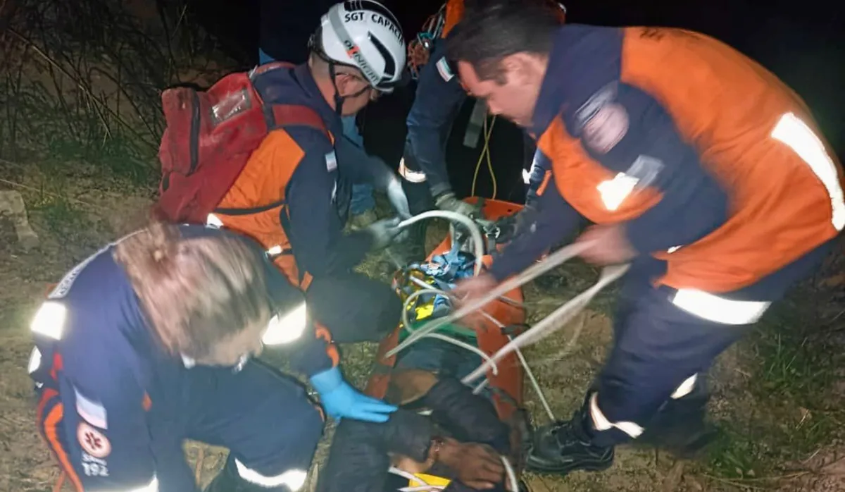 Motociclista cai em ribanceira e é resgatado pelo Corpo de Bombeiros no ES
