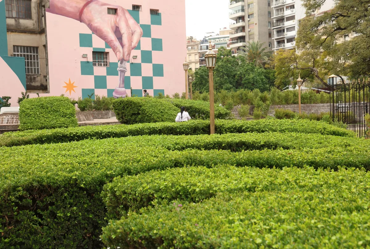 Inspirada en Borges: la plaza escondida en Recoleta que ahora se recorre como un laberinto