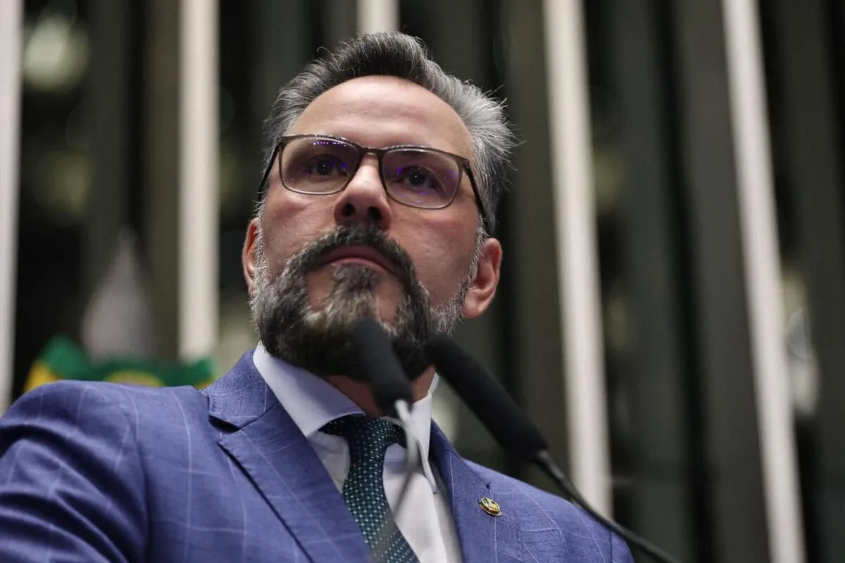 Justiça aplica multa de R$ 10 mil à chapa de Alan Rick por transformar Casa 10 em outdoor eleitoral