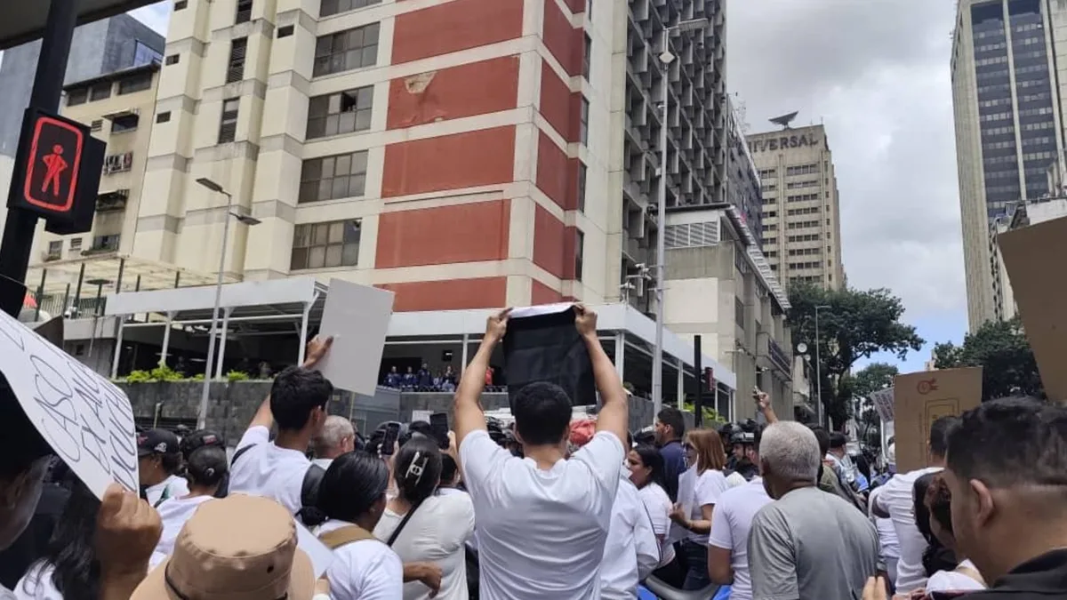 VIDEO: familiares de presos políticos quebraron piquete policial frente al despacho de Diosdado Cabello