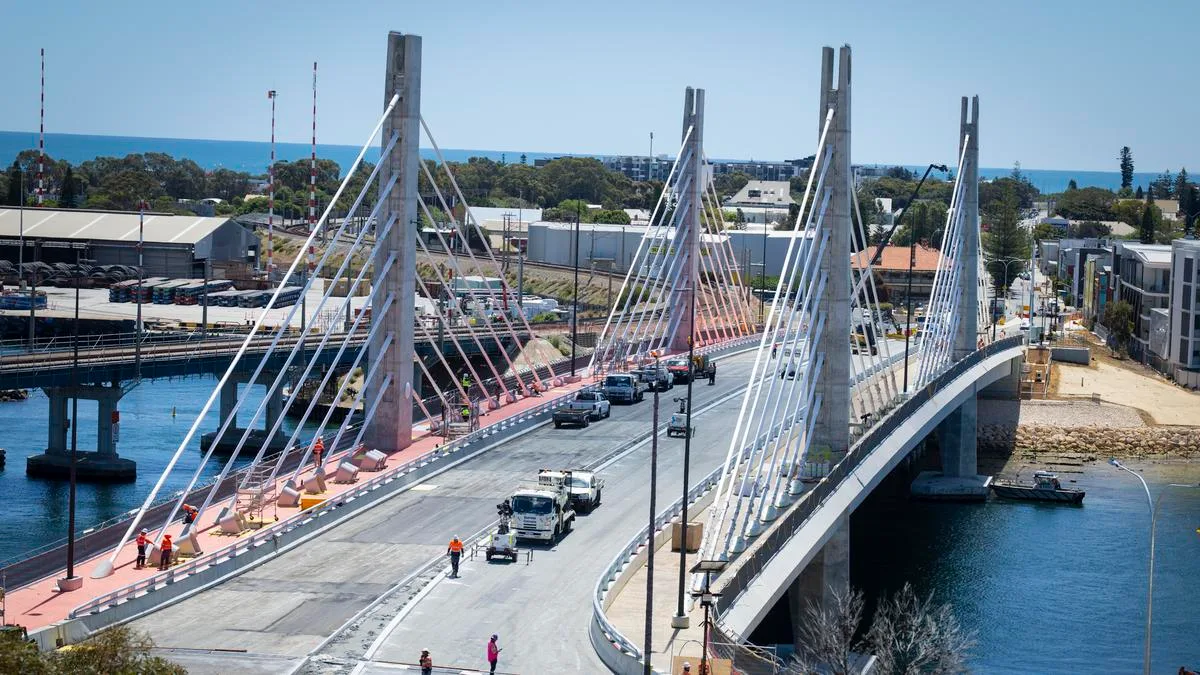 Fremantle Bridge: Perth bridge set to open ahead of schedule on November 1