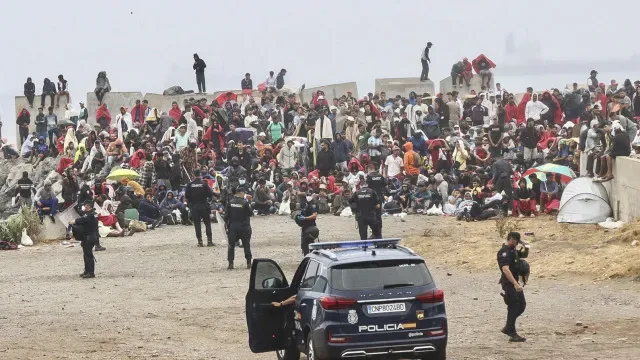 Espanha desmantela redes de transporte de migrantes de Ceuta