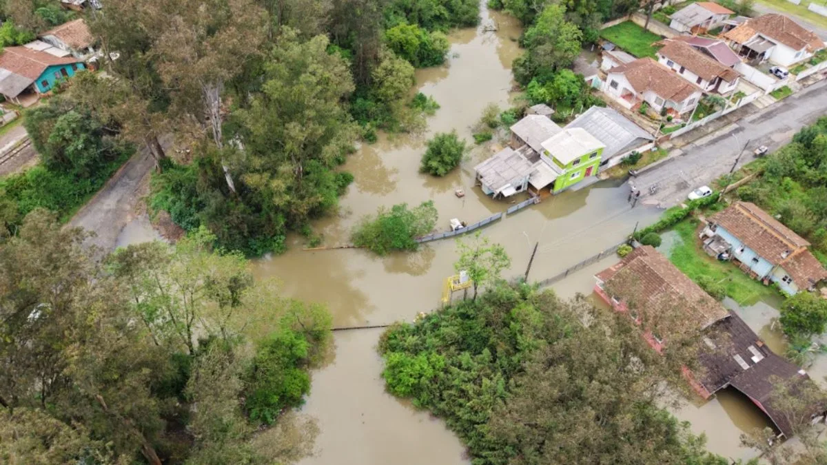 Nível de rio que atingiu 112 casas começa a baixar, mas SC segue sob alerta de temporal em diversas regiões