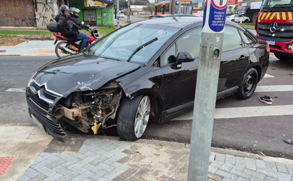 Grave acidente entre carro e motocicleta deixa piloto com fratura exposta e mulher ferida no Boqueirão, em Curitiba